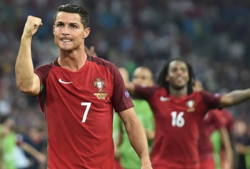 CĐV lao xuống sân trong trận Ba Lan gặp Bồ Đào Nha