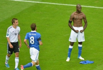 VIDEO: Italia tiễn Đức về nước với cú đúp của Blotelli 4 năm trước