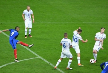 VIDEO: Payet tung cú dứt điểm chìm hiểm hóc nâng tỷ số lên 3-0