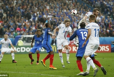 VIDEO: Iceland rút ngắn tỷ số xuống 2-5 ở phút 84