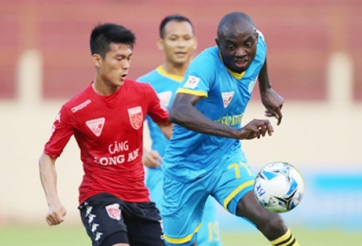 Trung vệ tuyển Việt Nam bị tố nhổ nước bọt vào mặt ngoại binh