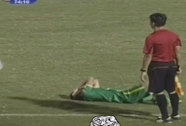 VIDEO: Màn ăn vạ 'bi hài' của cầu thủ Cần Thơ trước HAGL