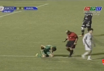 VIDEO: Pha bóng cầu thủ Cần Thơ ôm bụng ăn vạ sau khi để bóng chạm tay