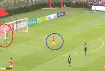 VIDEO: Thủ môn Thái Lan kiến tạo siêu hài cho tiền đạo đối phương