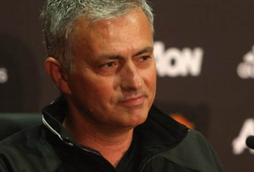 Mourinho tuyên bố vị trí của Rooney: Không phải tiền vệ