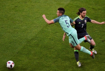 VIDEO: Joe Allen nhận thẻ vàng sau pha phạm lỗi thô bạo với Nani