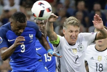 VIDEO: Cận cảnh tình huống chạm tay rõ ràng của Schweinsteiger