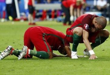 VIDEO: Pepe nôn khan ngay trên sân ở trận chung kết