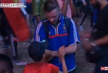 VIDEO: Cảm động hình ảnh fan nhí Bồ Đào Nha an ủi CĐV Pháp