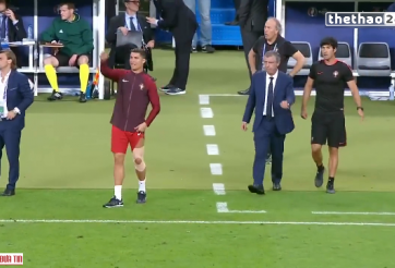 VIDEO: Ronaldo chỉ đạo các đồng đội như HLV