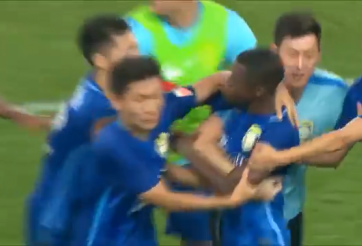 VIDEO: Ramires suýt tẩn trọng tài Trung Quốc ở Chinese Super League