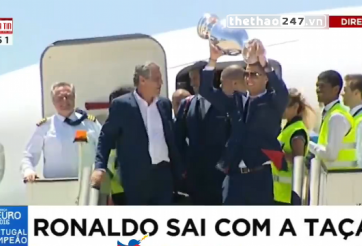 VIDEO: Ronaldo và đồng đội trở về như những người hùng