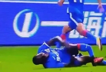 Kinh hoàng pha gãy đôi chân của Demba Ba ở giải VĐQG Trung Quốc