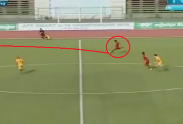 VIDEO: Siêu phẩm từ giữa sân tại giải U16 Đông Nam Á 2016