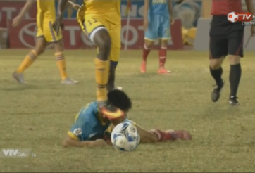 VIDEO: Ham bóng, ngoại binh SLNA sút vào đầu cầu thủ Khánh Hòa