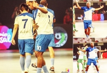 VIDEO: Ronaldinho ghi 5 bàn vào lưới đội Futsal của Paul Scholes