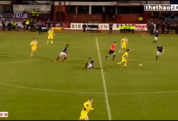 VIDEO: Màn solo ghi bàn từ giữa sân đỉnh như Messi