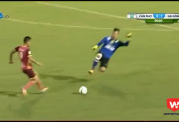 VIDEO: Pha bỏ bóng đá người kinh hoàng ở vòng 17 V-League