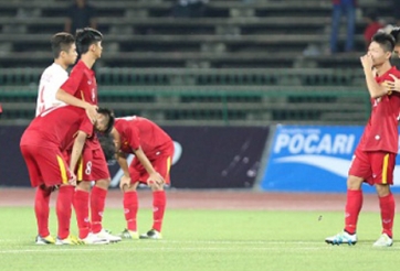 Tuấn Anh động viên U16 Việt Nam đứng dậy để tiếp tục chiến đấu