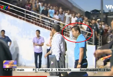 CĐV Hải Phòng đe dọa, ném chai nước vào mặt trọng tài V-League