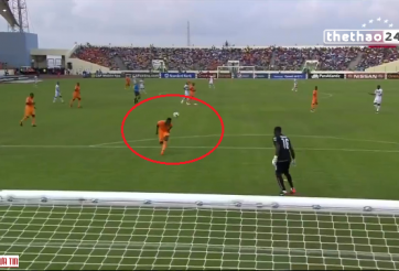 Pha bóng không hiểu luật hy hữu của tân binh MU