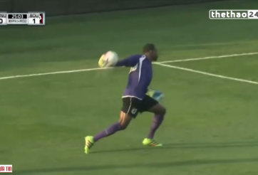 VIDEO: Tình huống phản lưới khó tin nhất năm