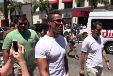 VIDEO: Hành động không đẹp của Ronaldo với fan khi đi mua sắm