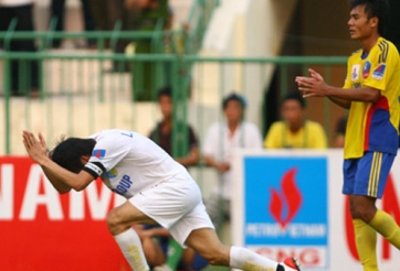 Tiền đạo V-League tái hiện màn vái trọng tài của Công Vinh