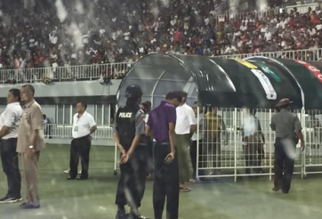 Trận Việt Nam - Myanmar suýt vỡ vì CĐV tấn công trọng tài