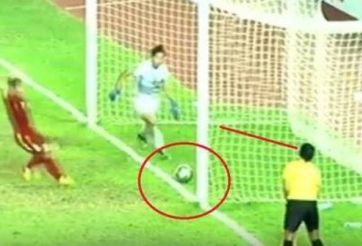 Toàn cảnh tình huống bẻ còi của trọng tài ở trận Nữ Việt Nam - Nữ Thái Lan