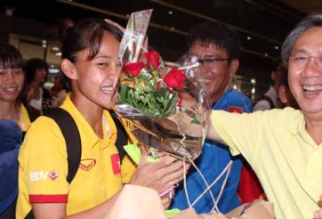 Tuyển nữ Việt Nam trở về trong vòng tay NHM