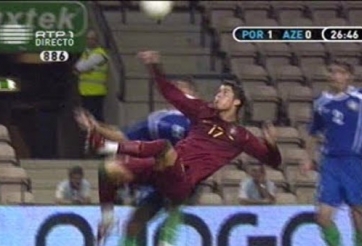 VIDEO: Ronaldo từng mất oan siêu phẩm dù đưa bóng qua vạch vôi