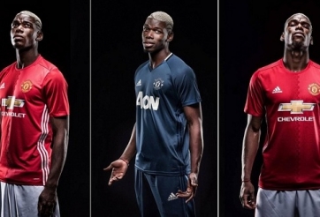 Pogba chụp ảnh cực chất trong màu áo M.U