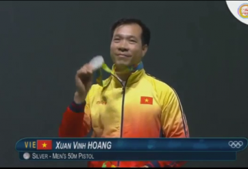 VIDEO: Lễ trao huy chương 50m súng ngắn (Hoàng Xuân Vinh)