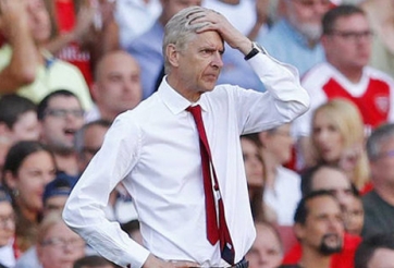 HLV Wenger bị CĐV Arsenal chỉ vào mặt trong trận gặp Liverpool