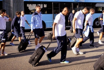 Máy bay bốc khói, sao Man City hốt hoảng sơ tán