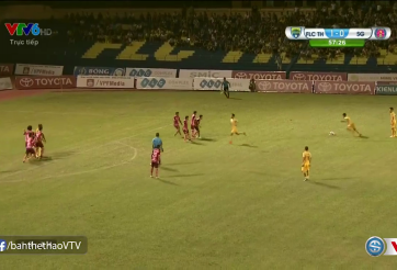 VIDEO: Pha dàn xếp đá phạt siêu hài của Thanh Hóa và cái kết