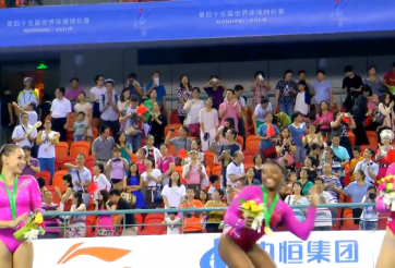 VIDEO: VĐV nữ bị ong tấn công trong lúc nhận HCV Olympic