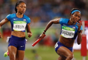 VIDEO: Vượt qua scandal, đội Mỹ giành HCV chạy tiếp sức 4x100m nữ