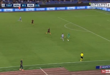 VIDEO: Thủ thành Szczesny trả giá vì tái hiện hình ảnh của Neuer