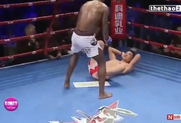 VIDEO: Võ sĩ Trung Quốc nhận cơn mưa đòn vì lăn ra ăn vạ