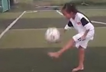 VIDEO: Màn tâng bóng cực đỉnh của cô bé Vĩnh Long 9 tuổi