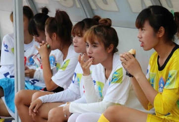 Cầu thủ nữ ăn bánh mì, tát nước để thi đấu tại giải VĐQG