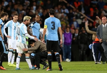 VIDEO: Fan cuồng lao vào sân quỳ lạy Messi