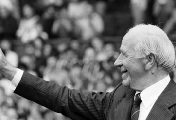 Bất kính với huyền thoại, M.U khiến CĐV ‘phát điên’