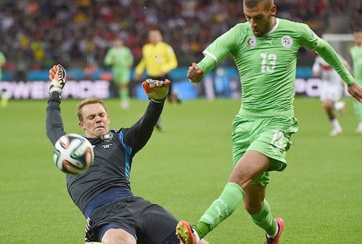 Manuel Neuer lại thể hiện khả năng chơi chân tuyệt hảo với cú xoay Cruyff