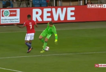 VIDEO: Manuel Neuer biểu diễn kỹ thuật lừa bóng kinh điển 'Cruyff turn'