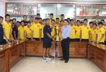 U19 Việt Nam về nước, HLV Hoàng Anh Tuấn trao lại cúp cho VFF