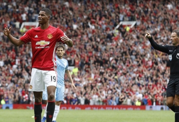 Tranh cãi: Man Utd bị từ chối hai quả 11m