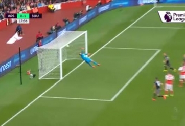 VIDEO: Bàn phản lưới nhà đáng tiếc của thủ thành Petr Cech